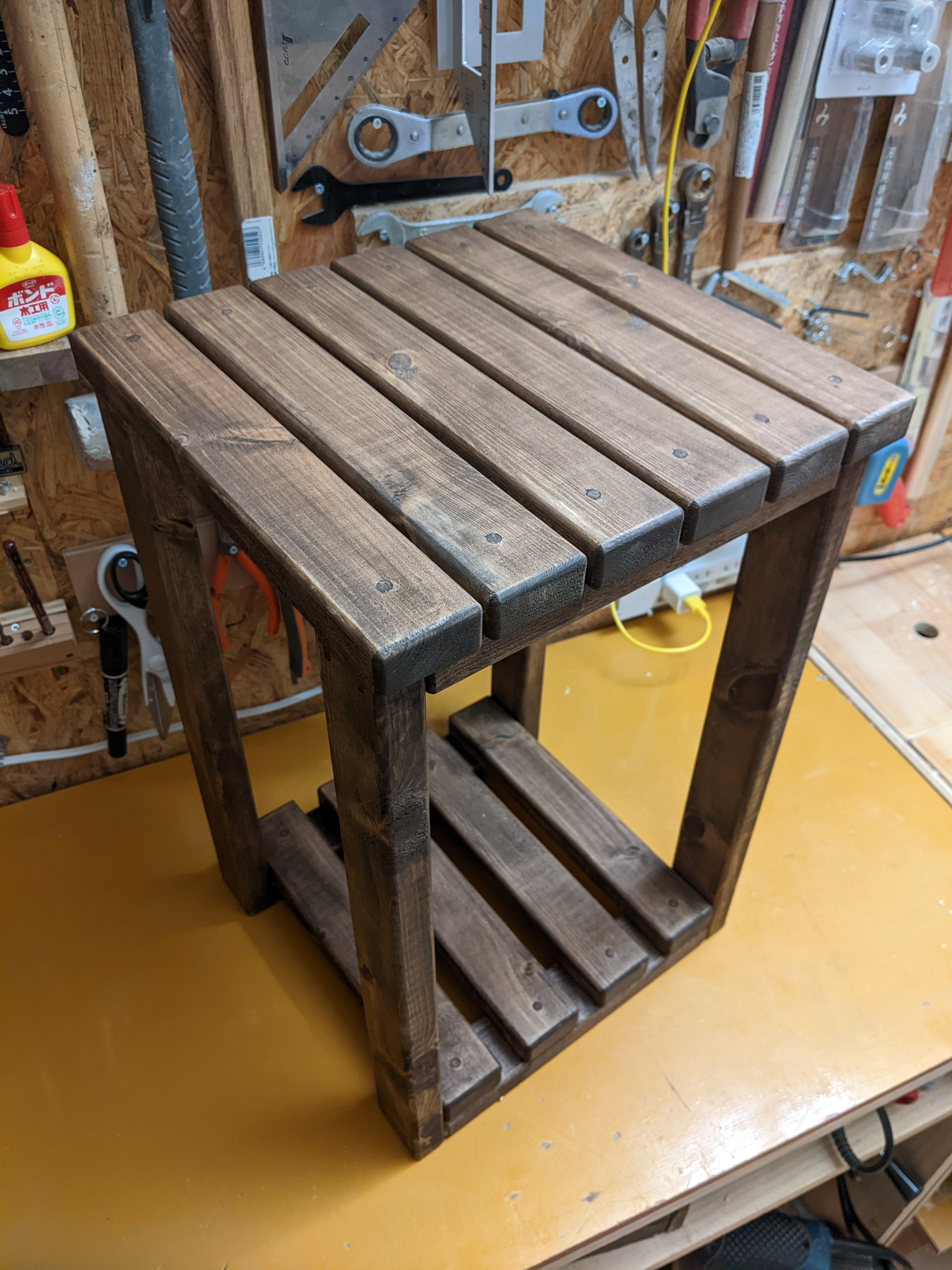 棚のある無垢材スツール 木部保護塗料キシラデコール（バリサンダ）［椅子　イス　チェア　花台　サイドテーブル］