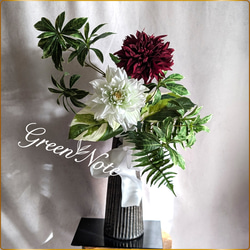 ピンクッションとツルウメモドキの花瓶付きドライフラワー