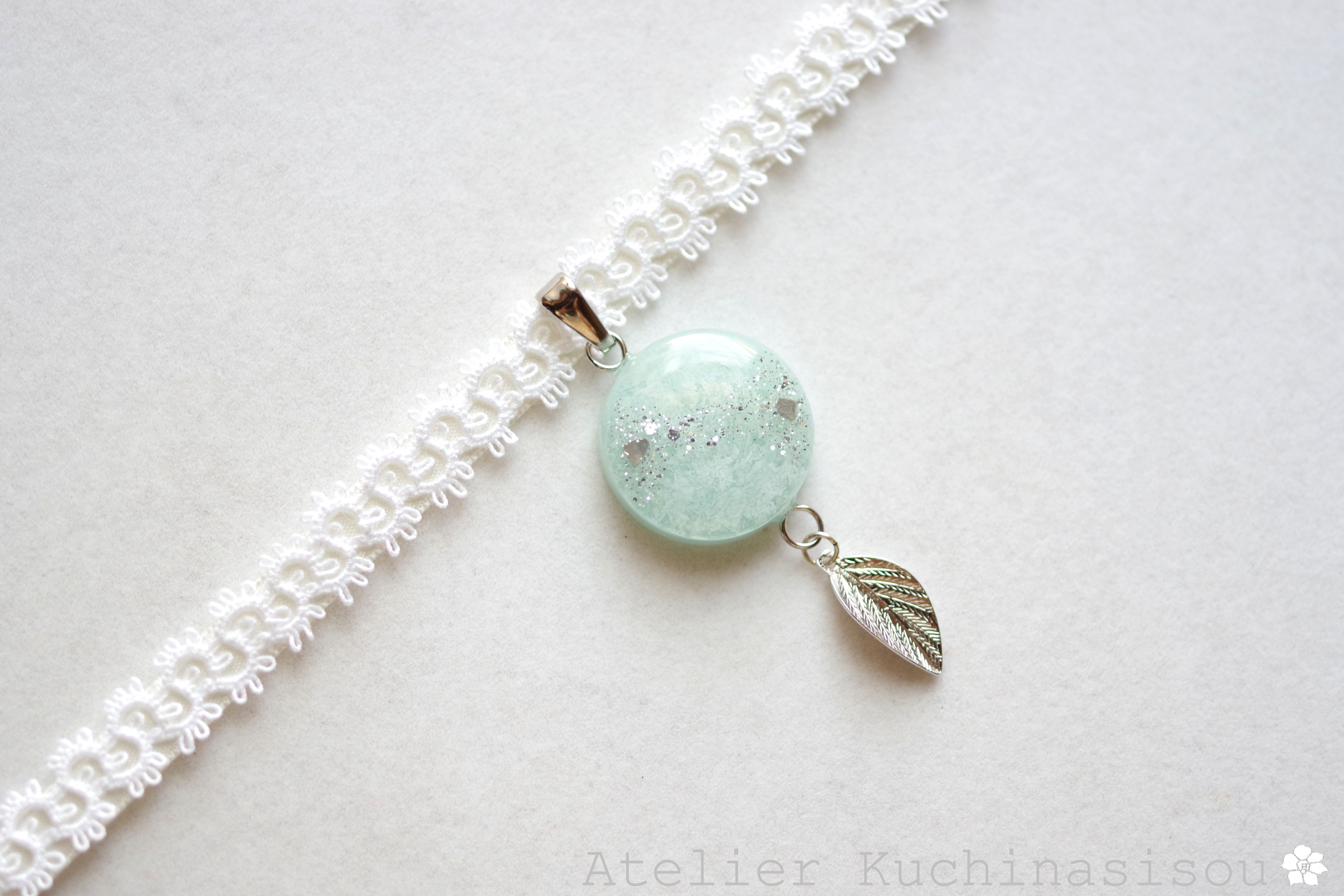 【受注製作】レジンアート　ラウンドモチーフとタティングレースとサテンリボンのチョーカー〈朝露の君〉