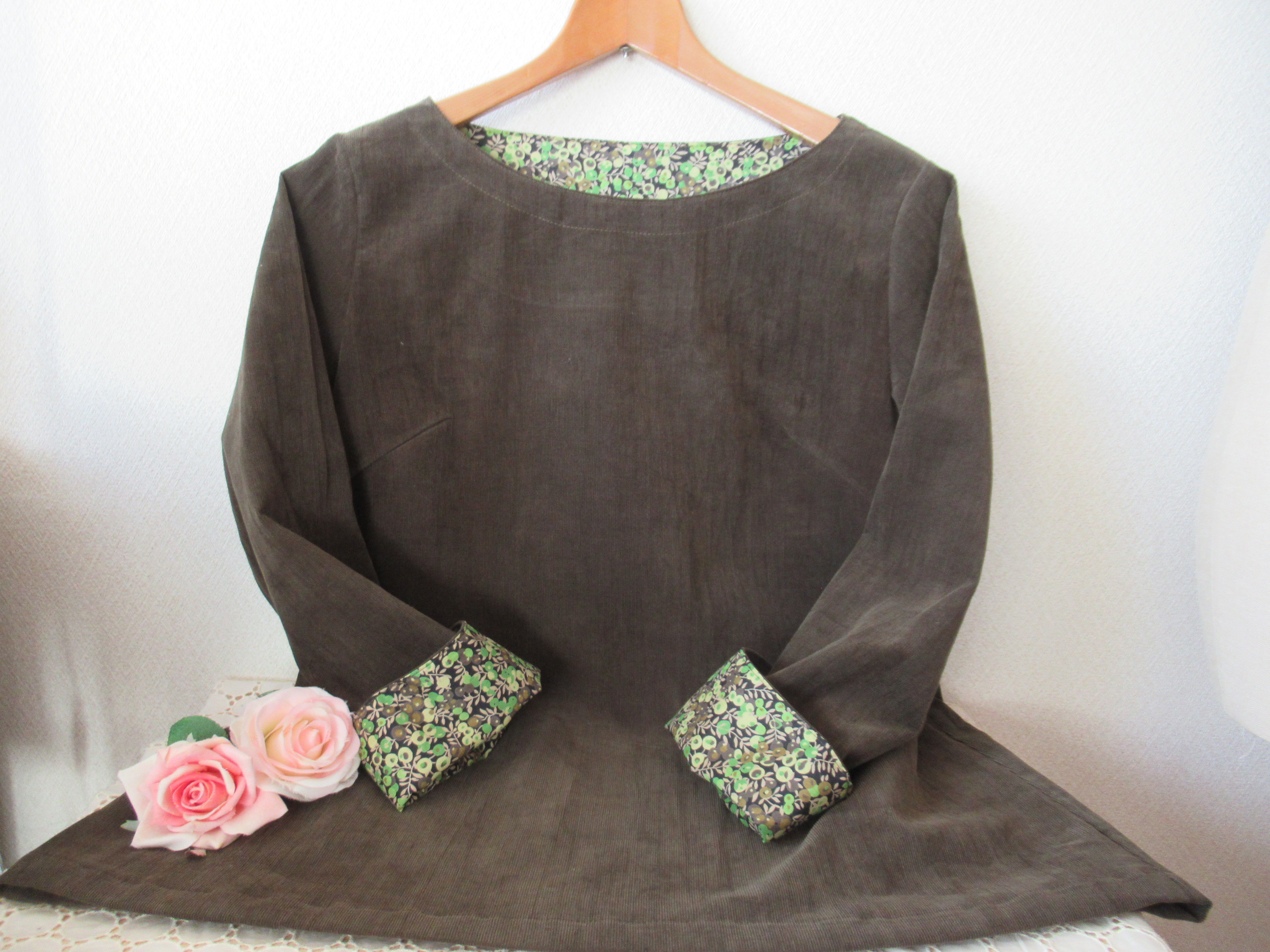 ベルベットコーデュロイ❛カーキ❜＆タナローン❛ウィルトシャー❜でボートネッククブラウスM～Lサイズ♪