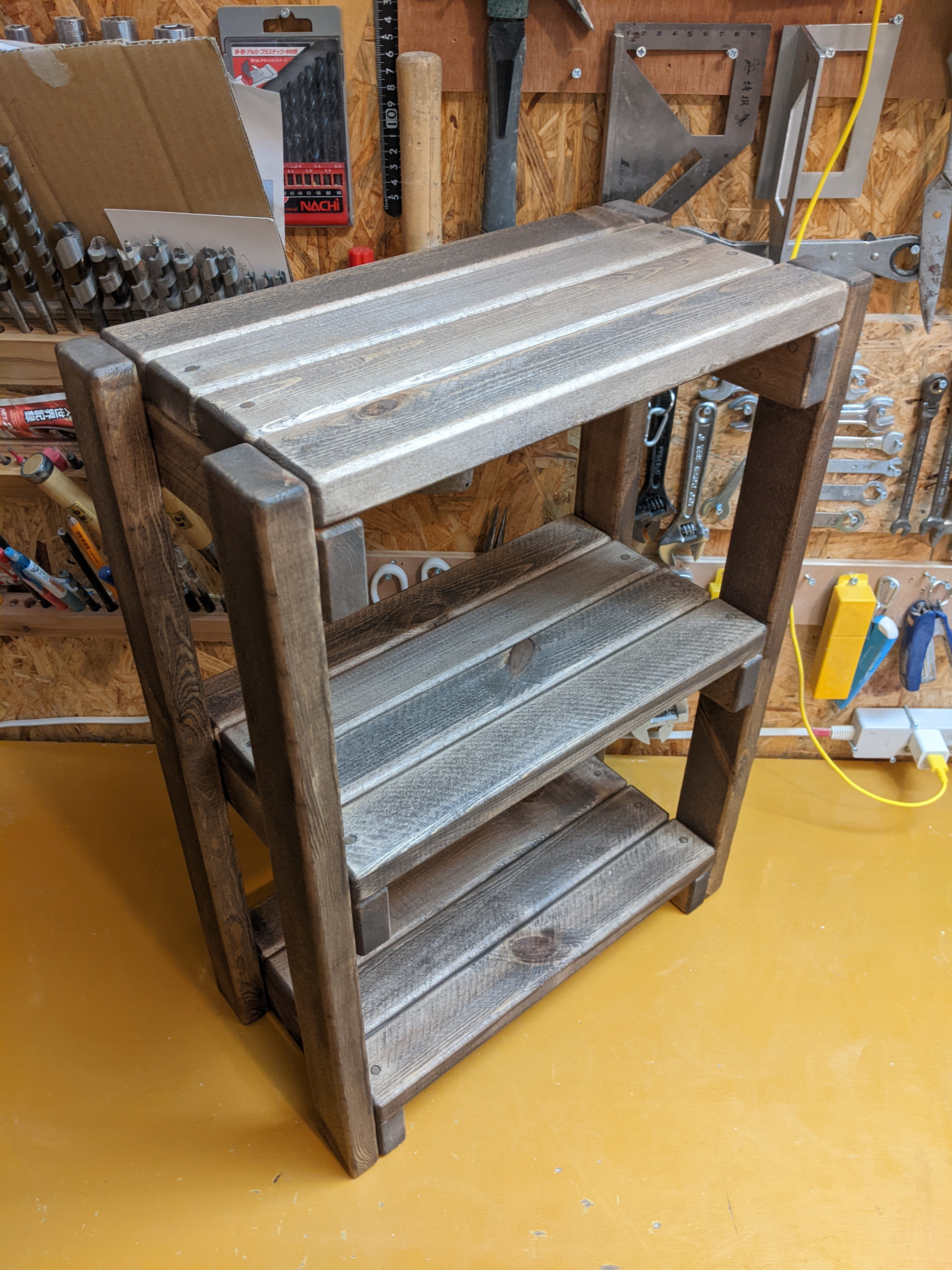 無垢材のオープンシェルフ三段　木部保護塗料キシラデコール（バリサンダ）塗装