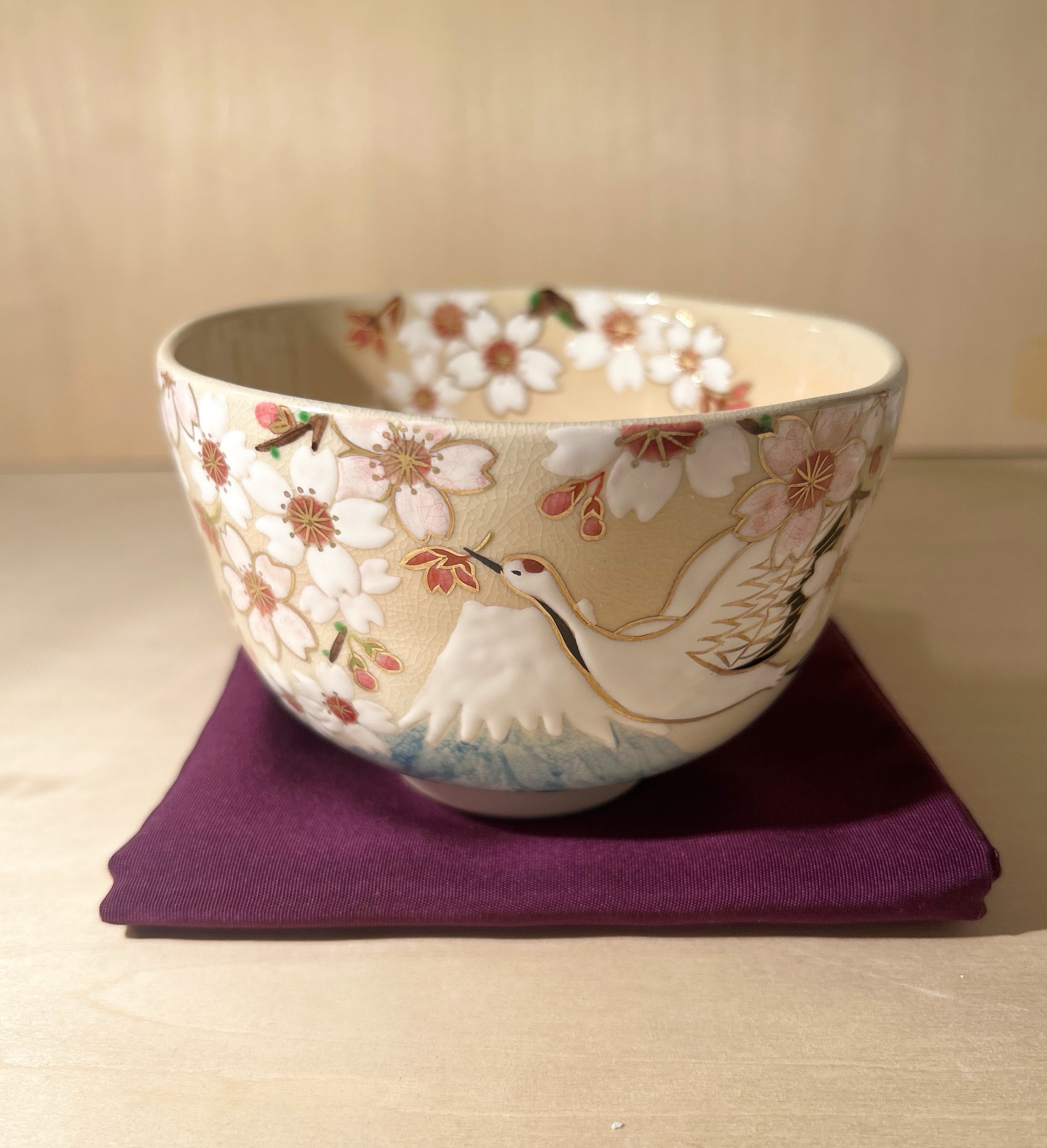 京焼　色絵　富士桜に鶴　抹茶茶碗