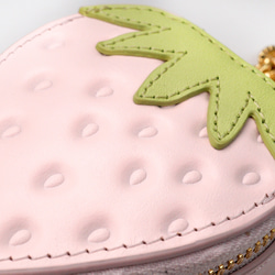 ヘタ付き白いちごなチャームポーチ（イヤホンケース・小物入れ）／本革製 6枚目の画像