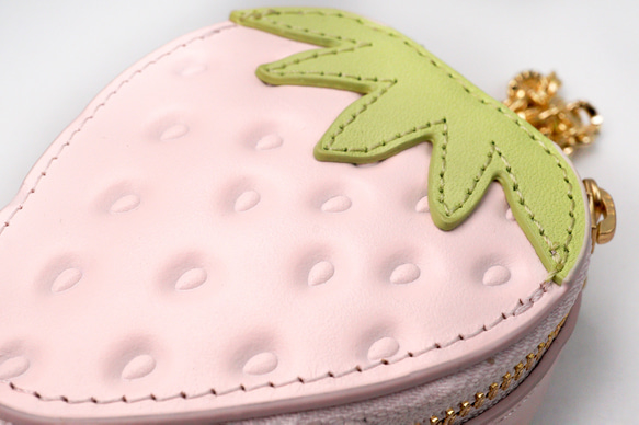 ヘタ付き白いちごなチャームポーチ（イヤホンケース・小物入れ）／本革製 6枚目の画像