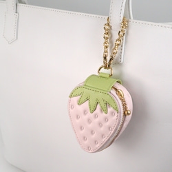 ヘタ付き白いちごなチャームポーチ（イヤホンケース・小物入れ）／本革製 11枚目の画像