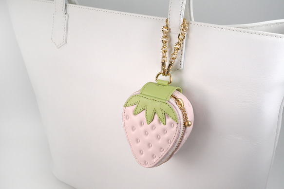 ヘタ付き白いちごなチャームポーチ（イヤホンケース・小物入れ）／本革製 11枚目の画像