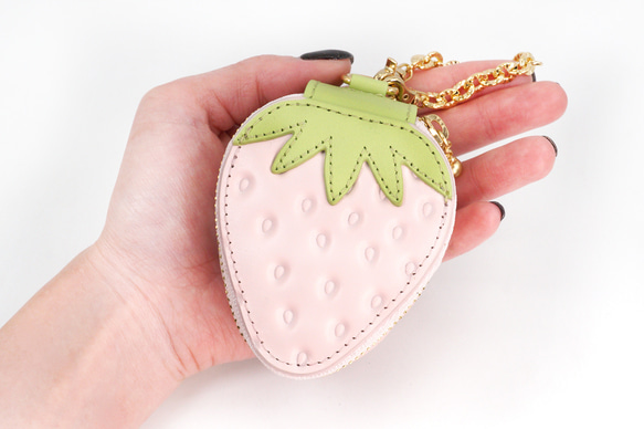 ヘタ付き白いちごなチャームポーチ（イヤホンケース・小物入れ）／本革製 2枚目の画像