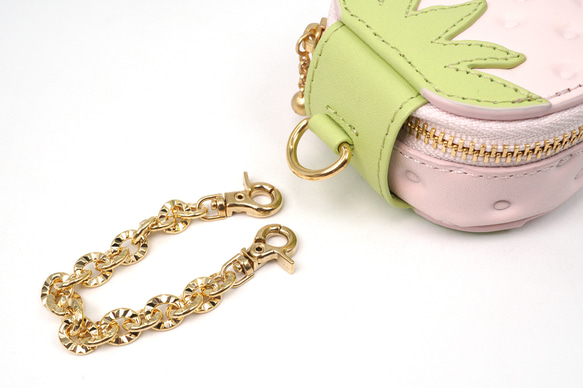 ヘタ付き白いちごなチャームポーチ（イヤホンケース・小物入れ）／本革製 7枚目の画像