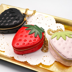 ヘタ付き白いちごなチャームポーチ（イヤホンケース・小物入れ）／本革製 12枚目の画像