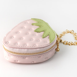 ヘタ付き白いちごなチャームポーチ（イヤホンケース・小物入れ）／本革製 4枚目の画像