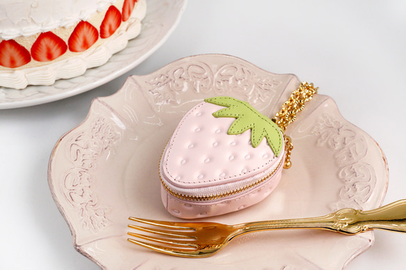 ヘタ付き白いちごなチャームポーチ（イヤホンケース・小物入れ）／本革製 1枚目の画像