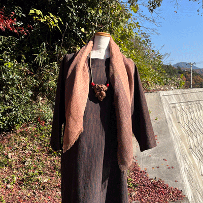 熟成柿渋染め三重織ショートストールK25096