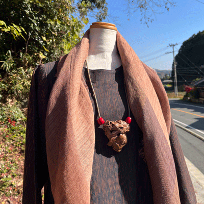 熟成柿渋染め三重織ショートストールK25096