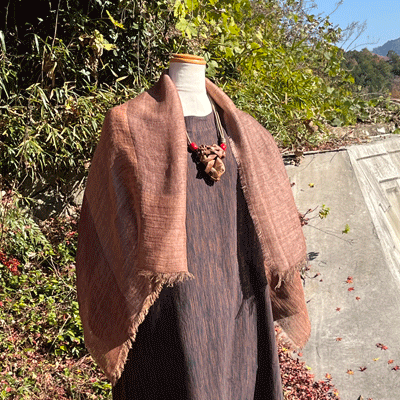熟成柿渋染め三重織ショートストールK25096