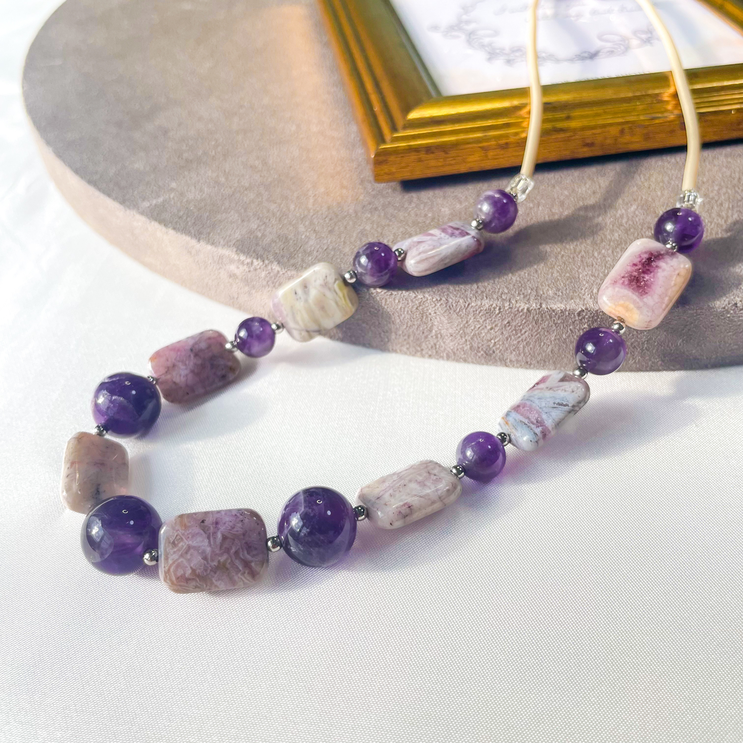 Échos de Lavande（エコー・ドゥ・ラヴァンド）— 余韻をまとう石たちのネックレス