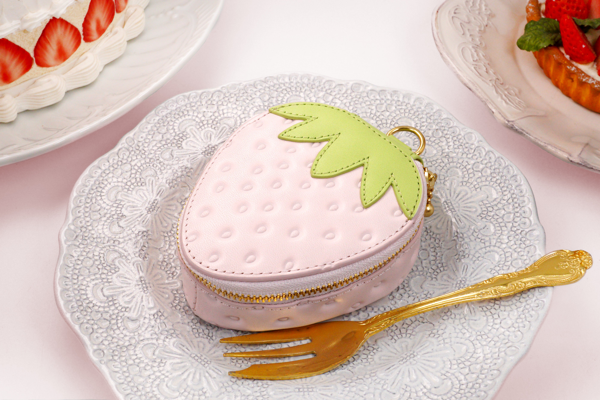 ヘタ付き白いちごなバニティポーチ（リップケース・小物入れ）／本革製