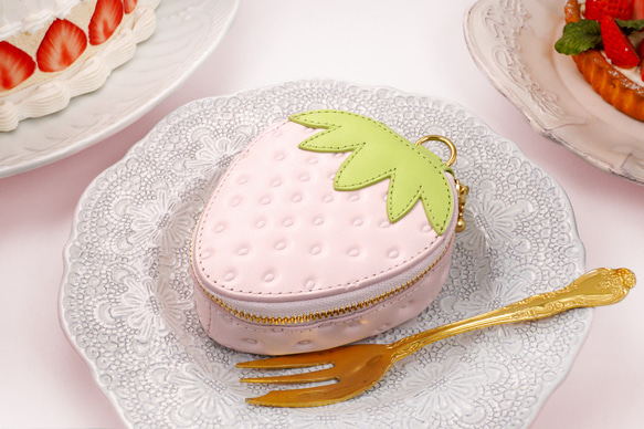 ヘタ付き白いちごなバニティポーチ（リップケース・小物入れ）／本革製 1枚目の画像