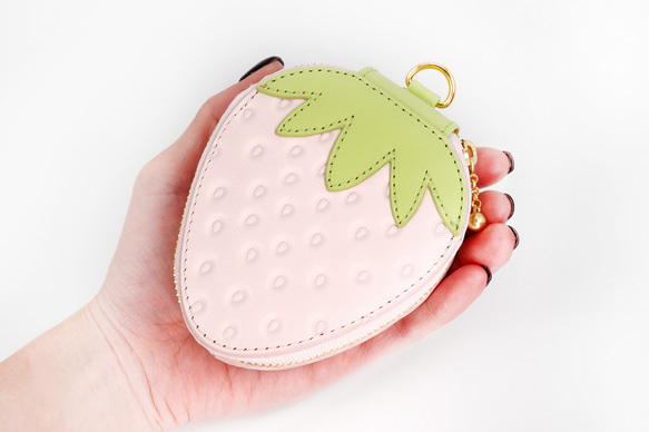 ヘタ付き白いちごなバニティポーチ（リップケース・小物入れ）／本革製 2枚目の画像