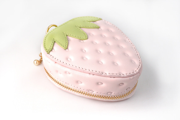 ヘタ付き白いちごなバニティポーチ（リップケース・小物入れ）／本革製 6枚目の画像