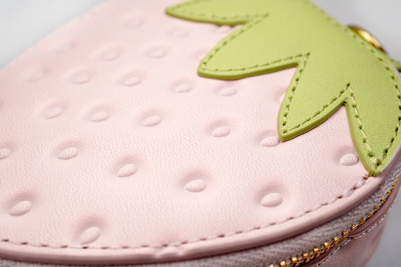 ヘタ付き白いちごなバニティポーチ（リップケース・小物入れ）／本革製 8枚目の画像