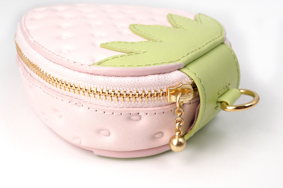 ヘタ付き白いちごなバニティポーチ（リップケース・小物入れ）／本革製 7枚目の画像