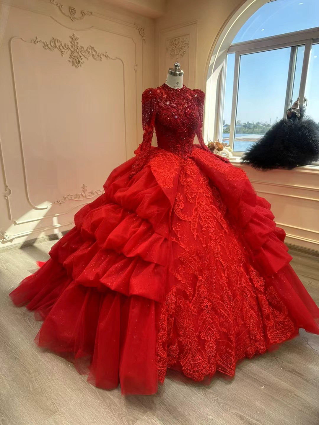 見逃さないで！フレアースカート　赤色　たっぷりビジュー美品　ボリューム　上品　トレーン　編み上げデザイン結婚式挙式花嫁前