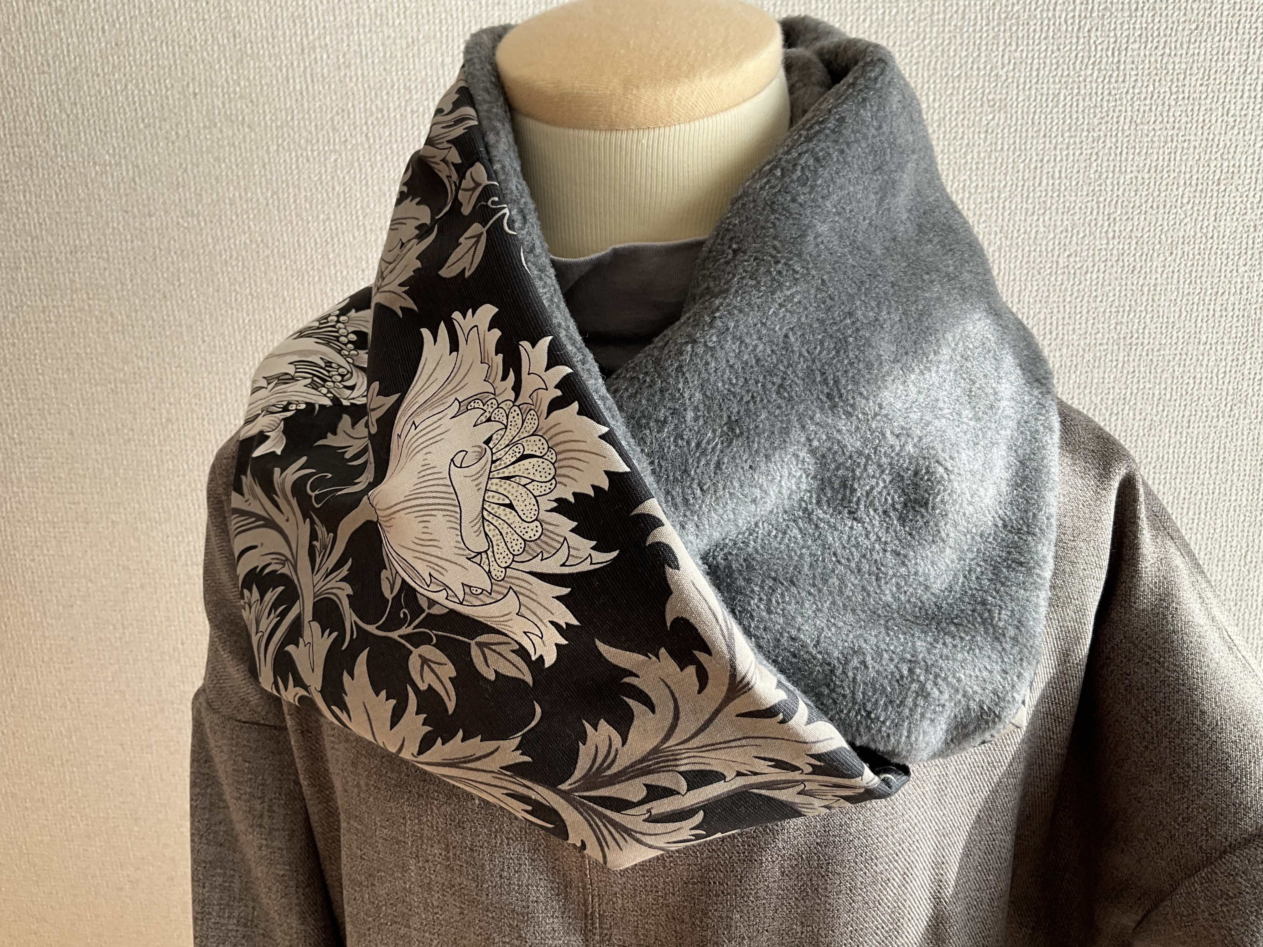 ウイリアムモリス　アネモネ　(クリーム／ブラック)スヌード