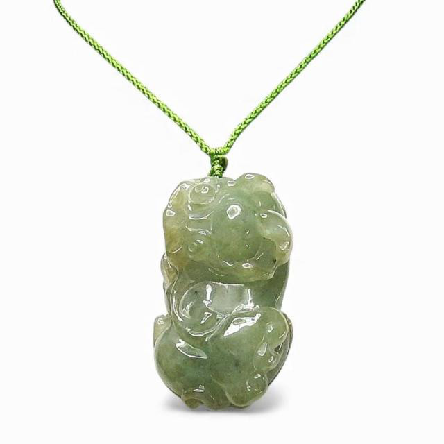 一点物逸品ひすい如意ヒキュウ彫り天然石本翡翠ジェーダイトネックレス