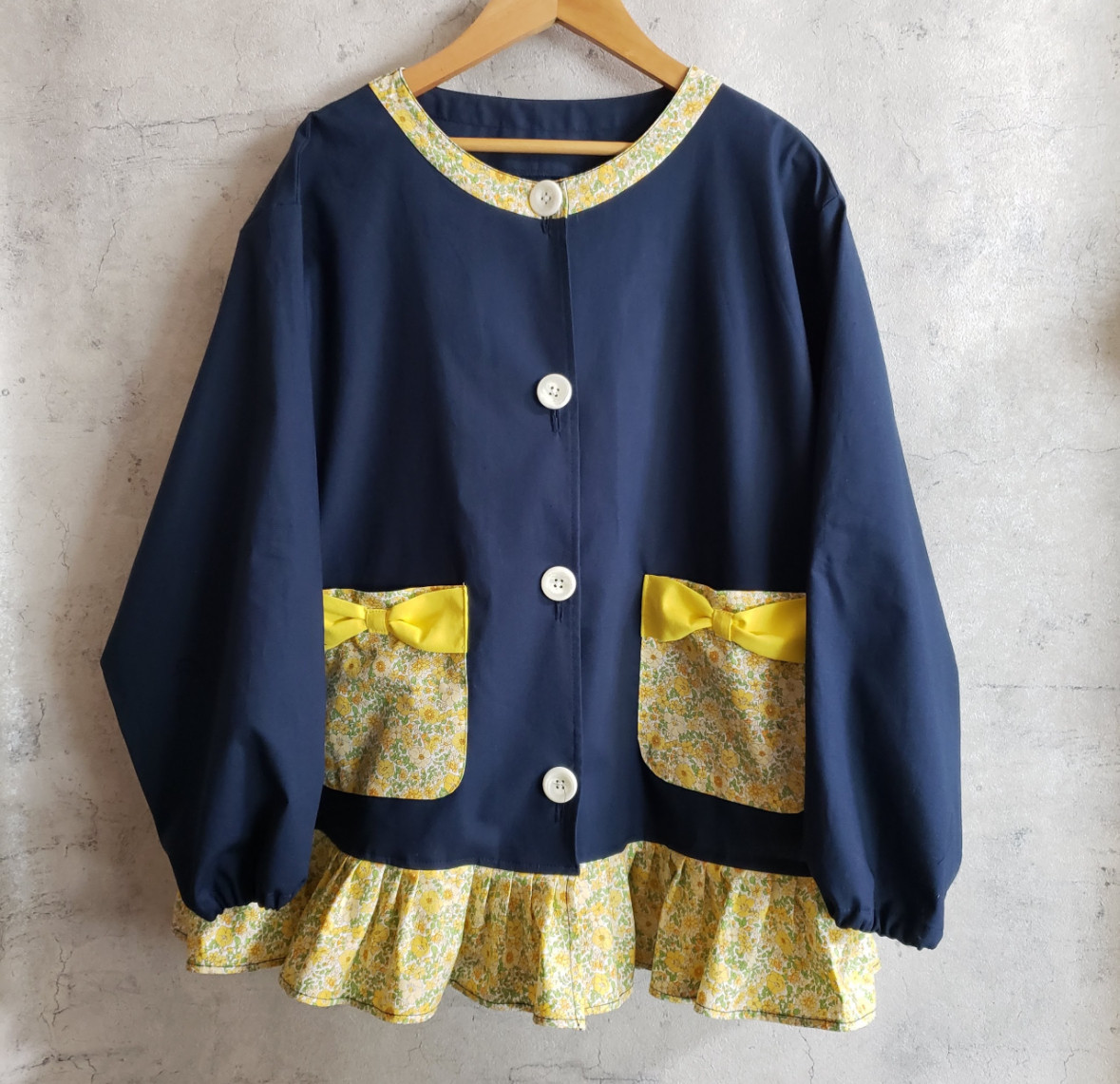 【80〜160】 リバティB ③イエロー ネイビー 前ボタン 長袖スモック フリル 立体リボン 着丈延長写真使用