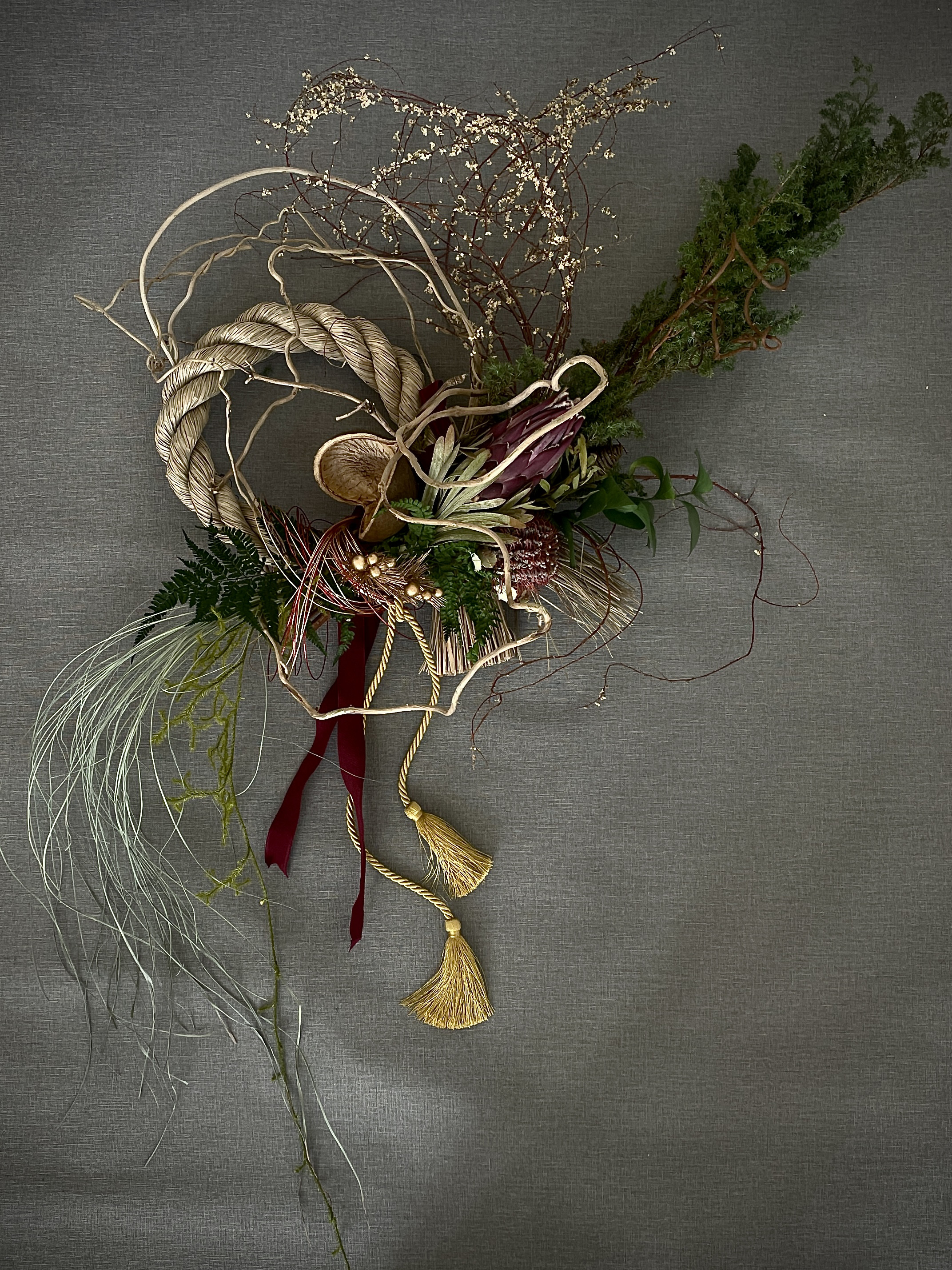 優雅な曲線が息づく迎春の一点ものアートしめ縄