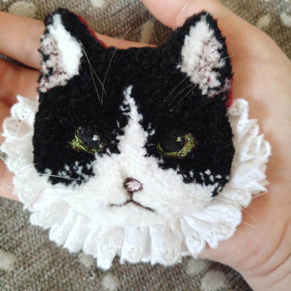 猫ブローチ 保護猫モチーフ 襞襟付き 黒白 ハチワレ パンチニードル
