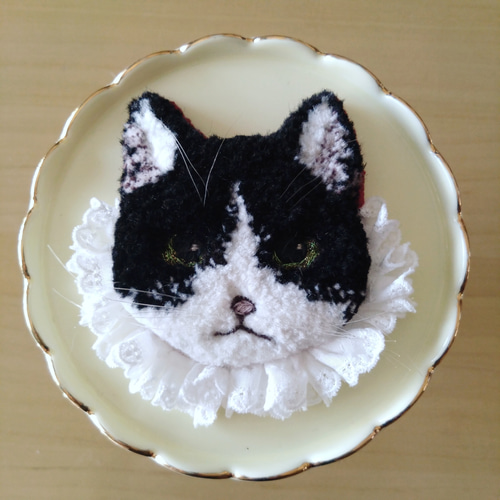 猫ブローチ 保護猫モチーフ 襞襟付き 黒白 ハチワレ パンチニードル