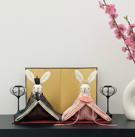 大きなサイズ　豪華な金襴生地のお着物のうさぎの雛人形 (ひな人形、雛人形、お雛様)