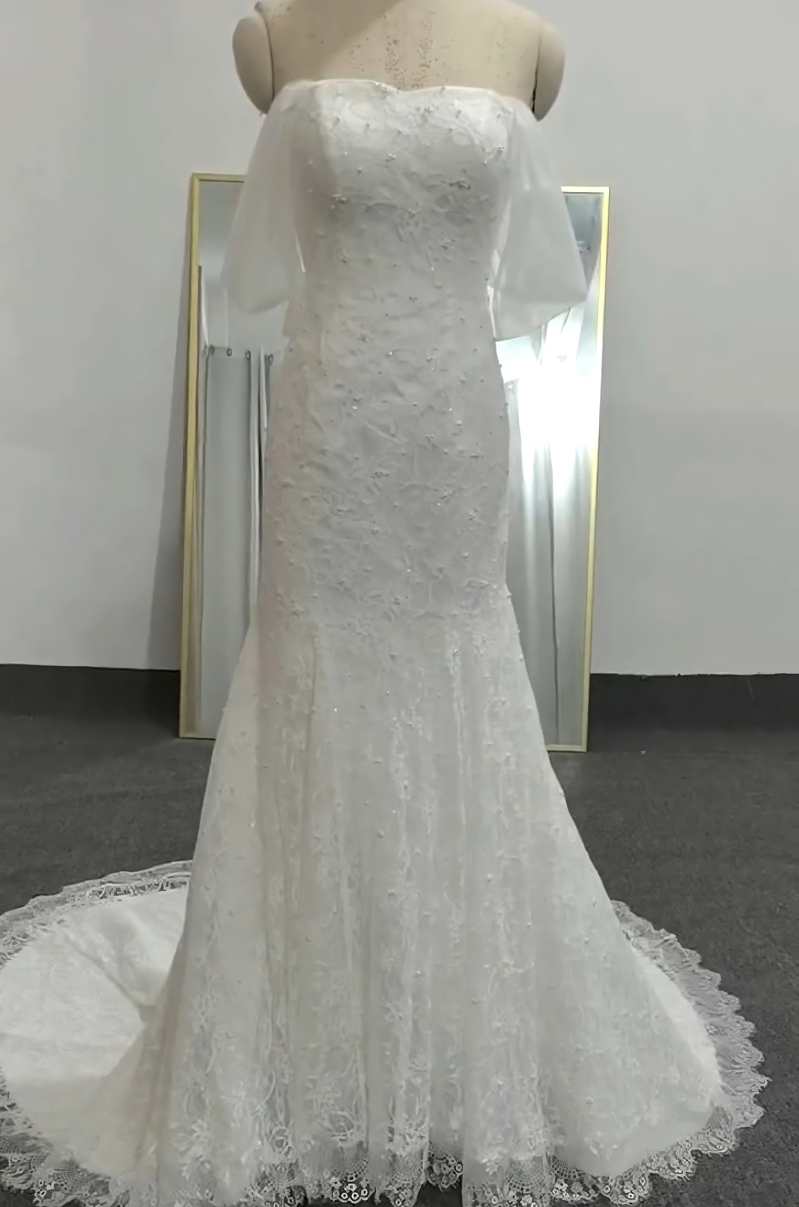 キラキラビーズ　デコルテ　オフショルダー　トレーン　サイズオーダー可能スレンダーライン　ブライダルウエア結婚式挙式花嫁