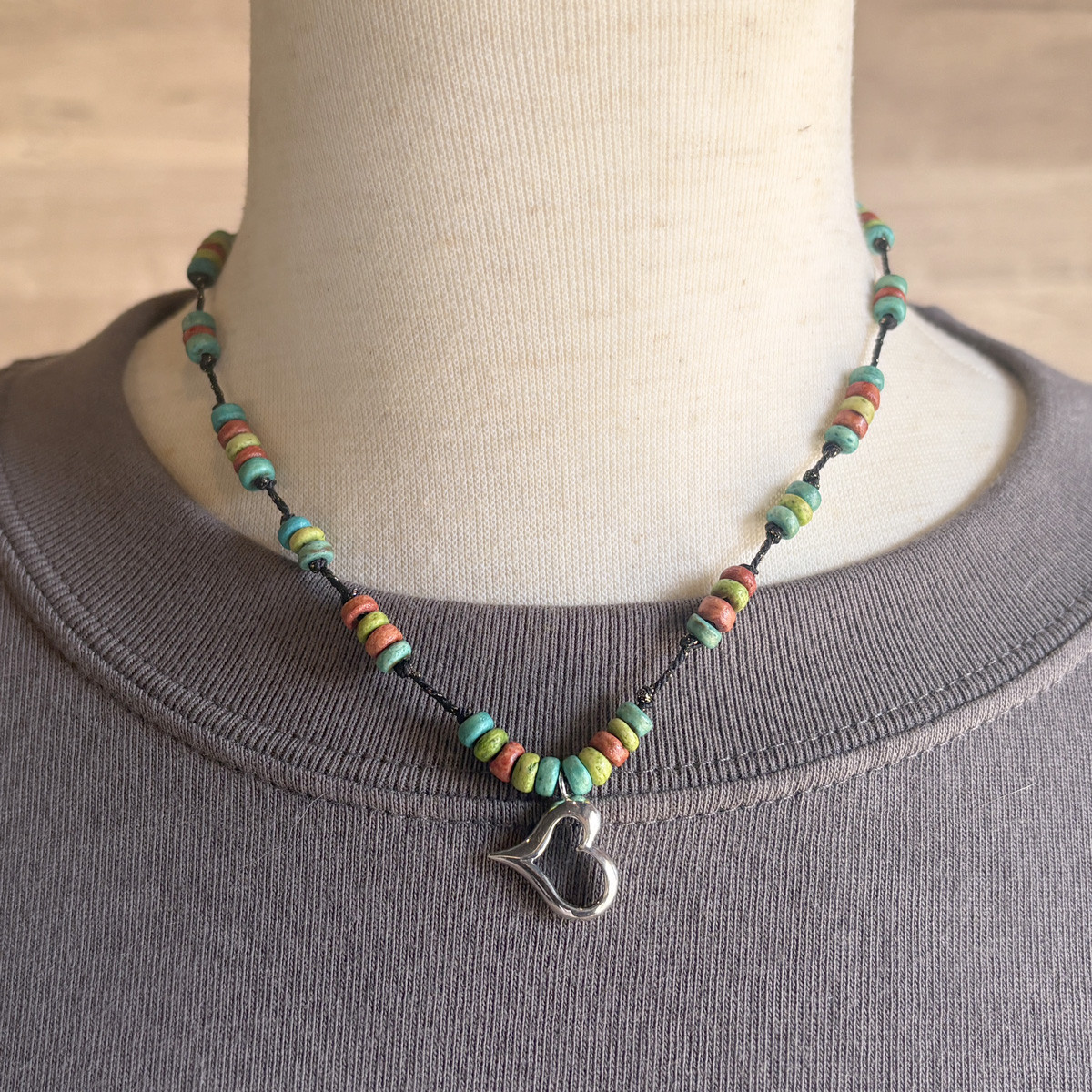 一点物・シルバーの横向きハートチャームのビーズチョーカー「MINZOKU HEART CHOKER」