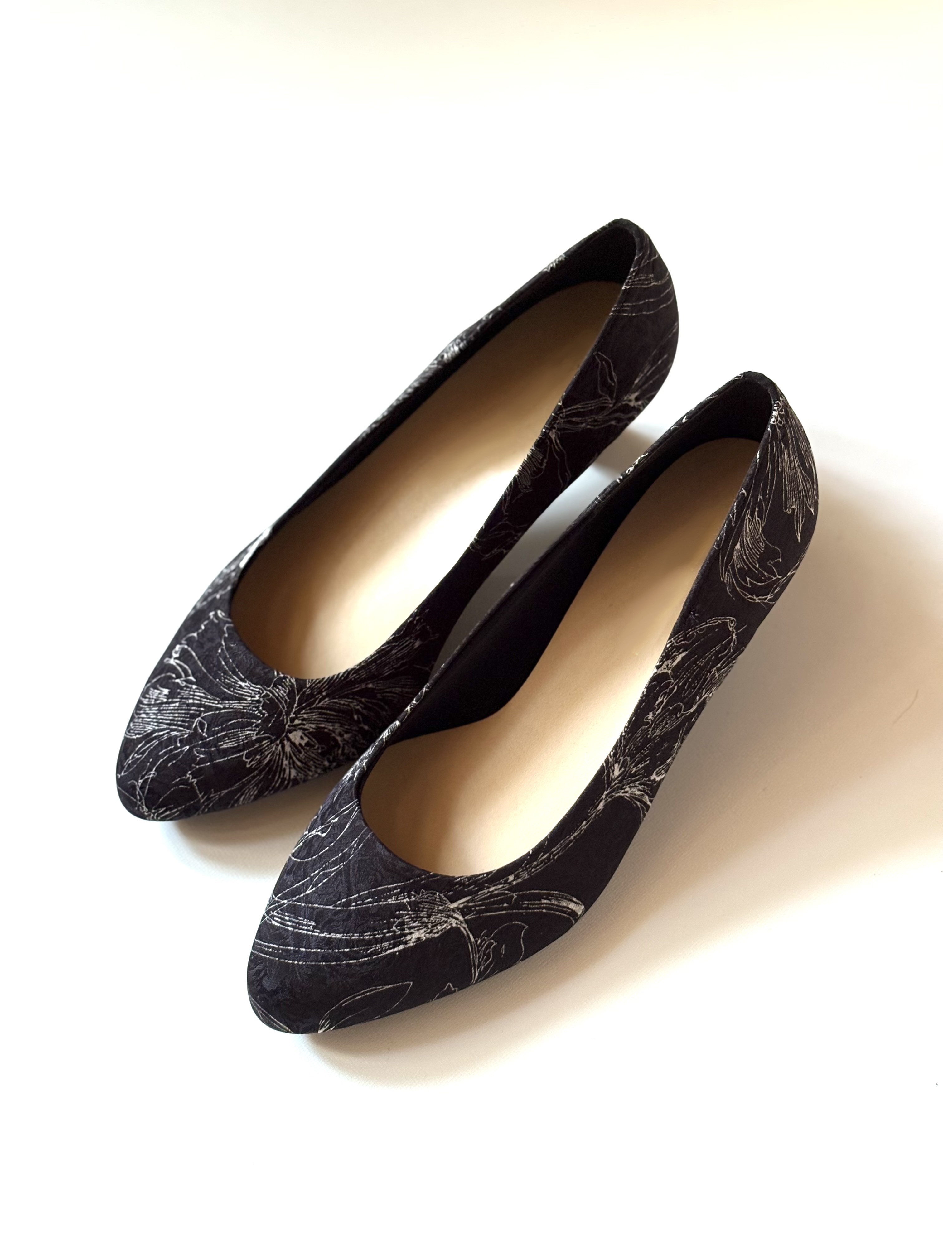 上品フラワー柄パンプス｜4E幅広　美脚シルエット・5cmヒールで安定感◎ デイリー＆フォーマル兼用