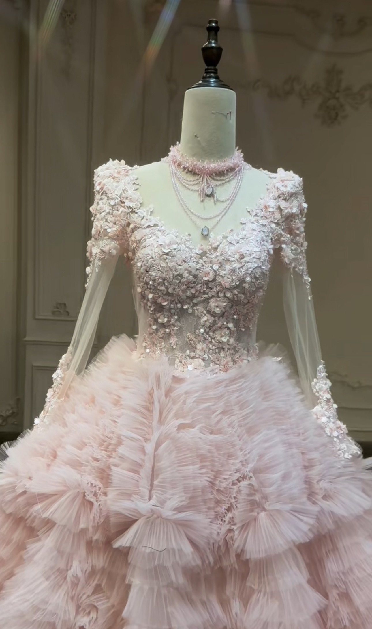 素材感を際立つ　可愛いピンク　カラードレス　ギャザー　お花飾り　シースルー長袖　パーティー成人式卒業式コンテスト前撮り