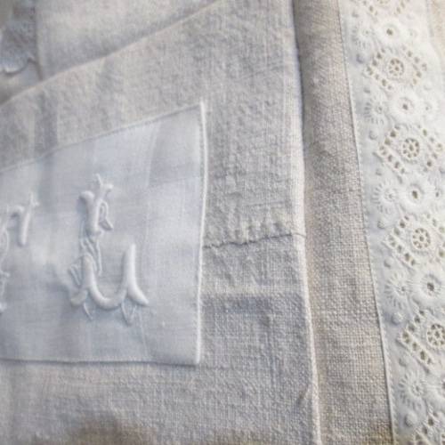 フランスアンティークホームスパンリネンとホワイトイニシャル刺繍と手