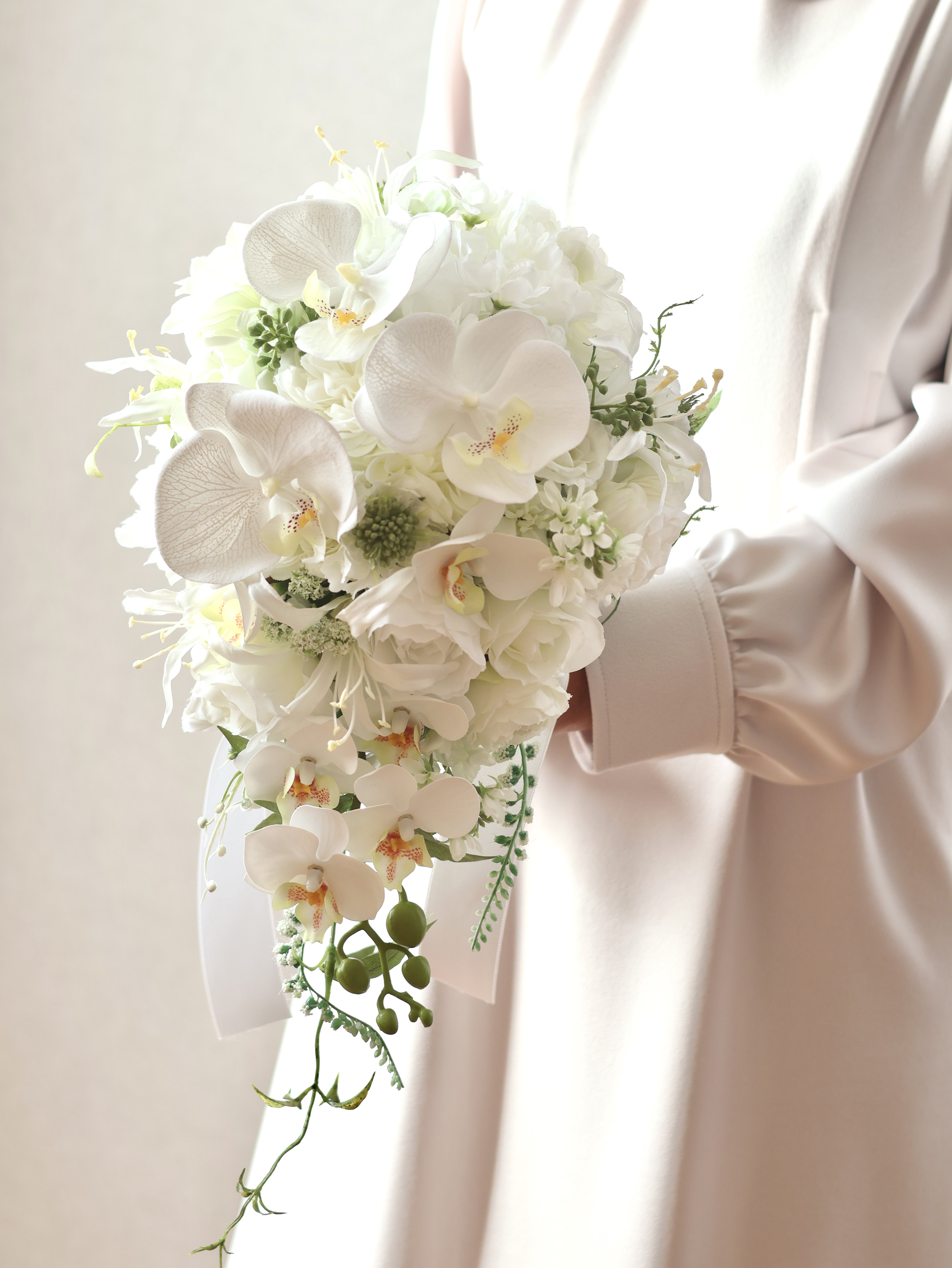 胡蝶蘭のセミキャスケードブーケ（アーティフィシャルフラワーのウェディングブーケ）