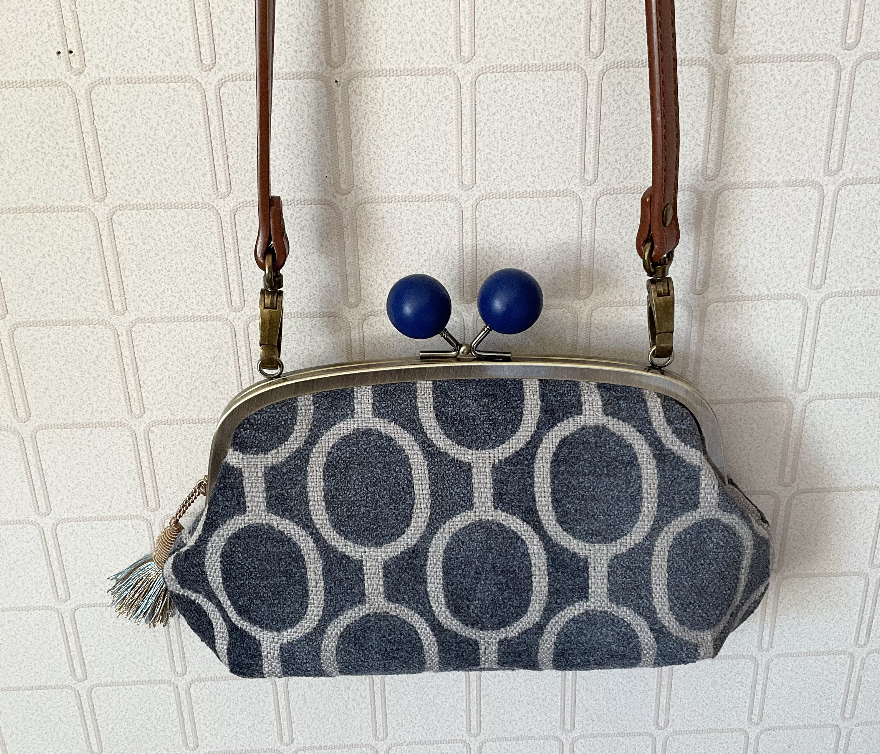 送料無料安心匿名便 　輸入生地　大きな木玉親子がま口長財布バッグ