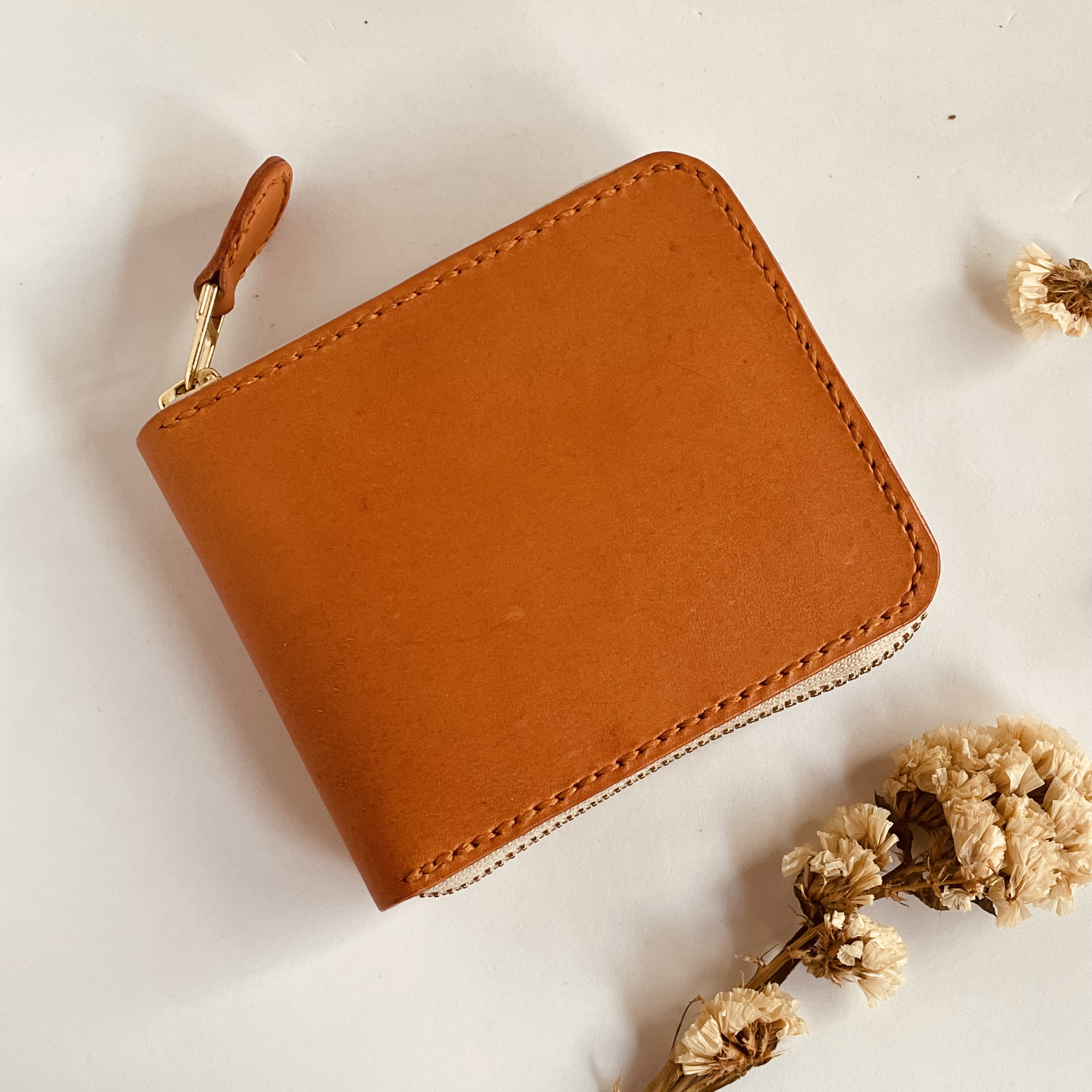 ボックス型小銭入れ付き・牛ヌメ革ファスナー二つ折り財布｜イニシャル刻印無料