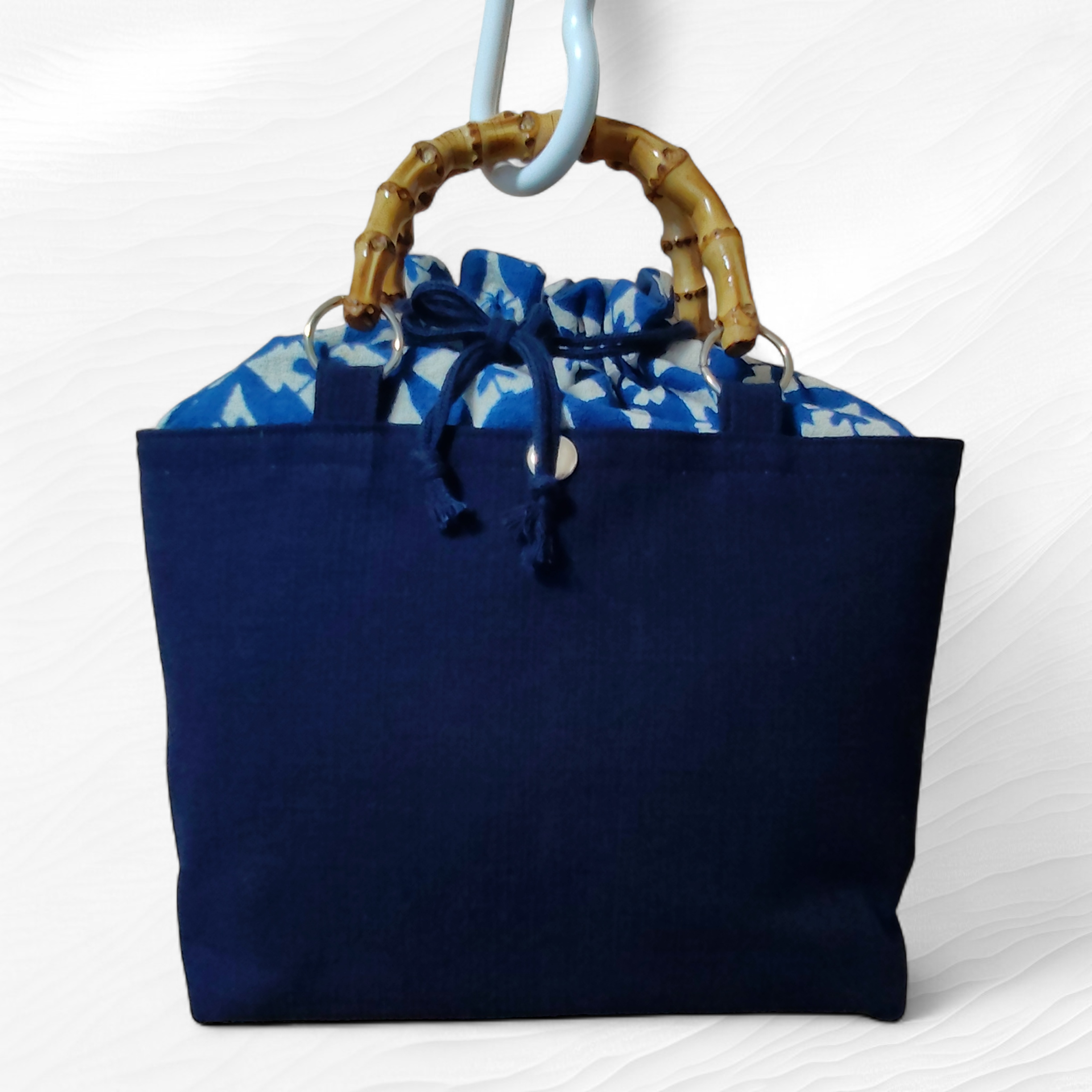 一点物・型染め綿（コットン）巾着トートバッグ・藍色ｘ竹持ち手の和モダンバッグ・伝統工芸