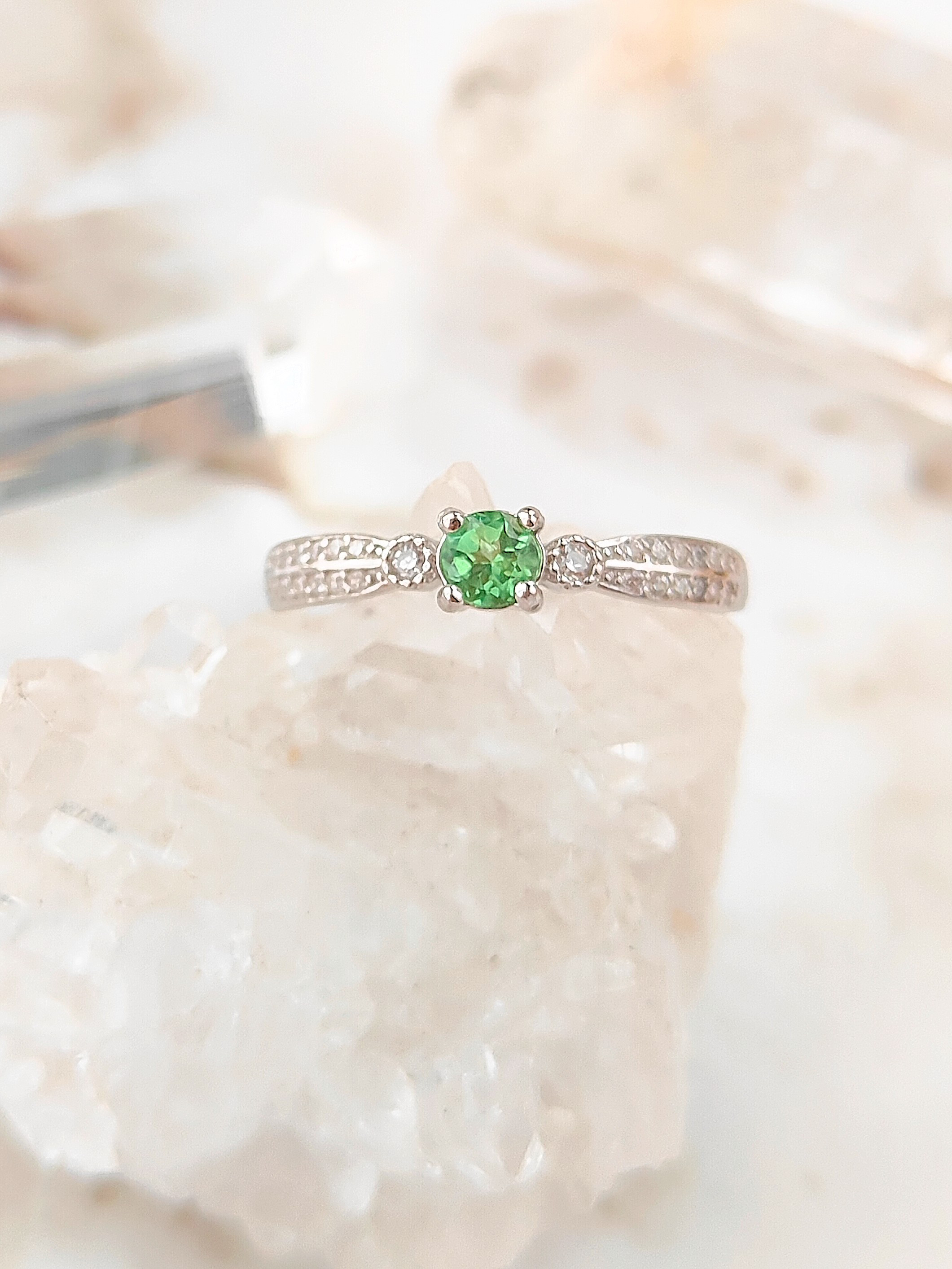 【silver925】サイズ約12号・1点のみ！天然ミントガーネットとジルコニアのリング｜詳細画像