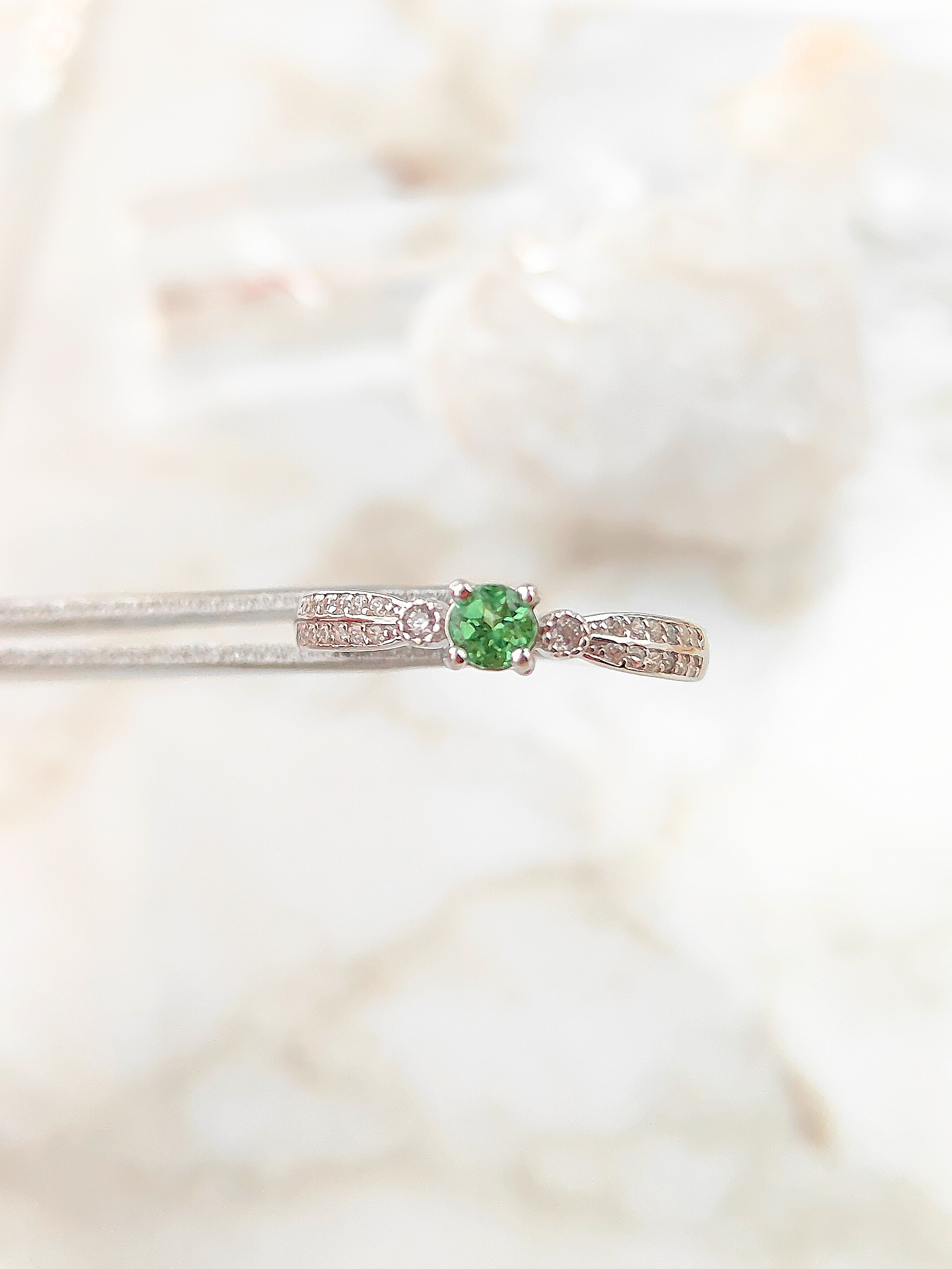 【silver925】サイズ約12号・1点のみ！天然ミントガーネットとジルコニアのリング｜詳細画像