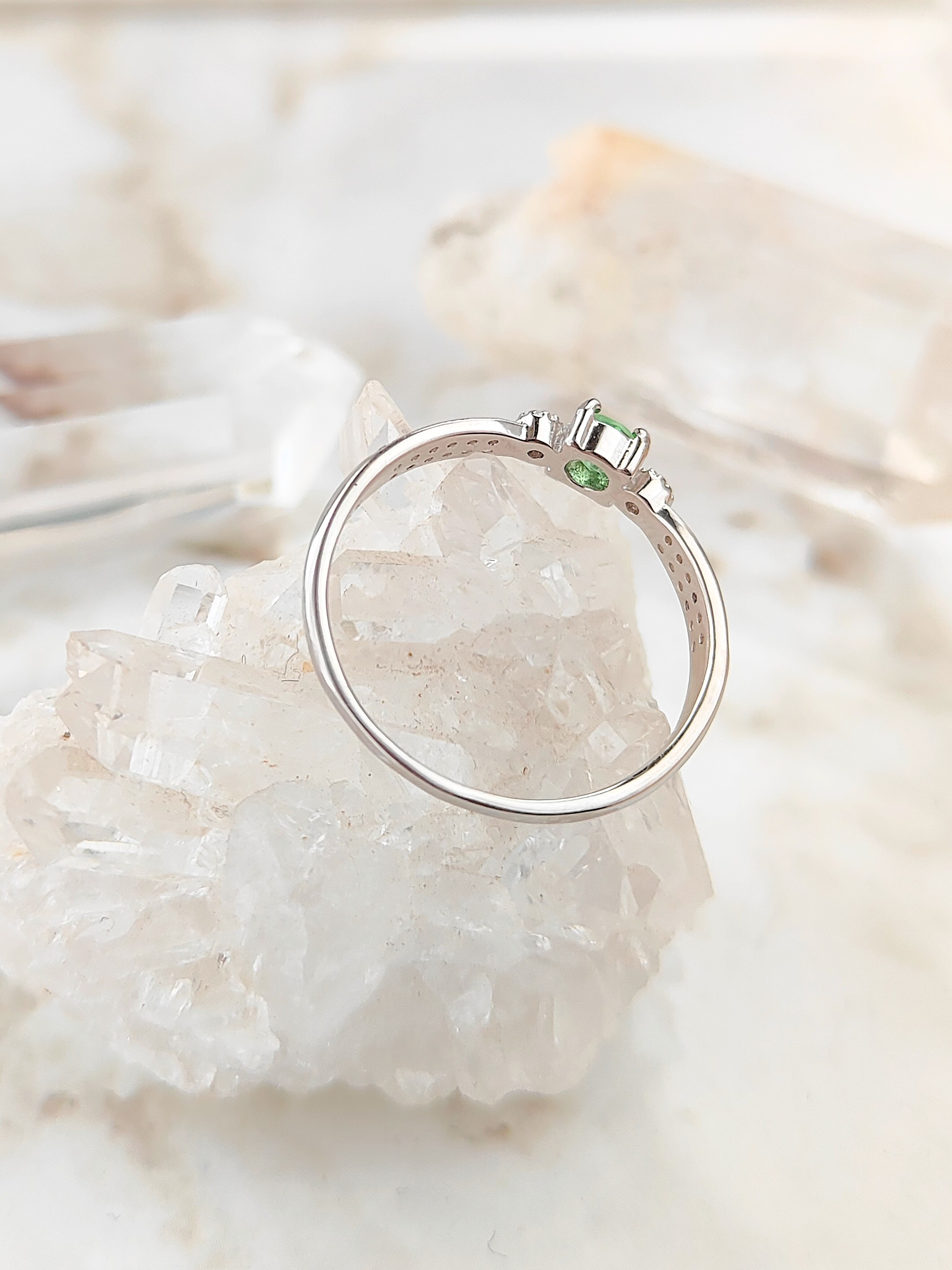 【silver925】サイズ約12号・1点のみ！天然ミントガーネットとジルコニアのリング｜詳細画像