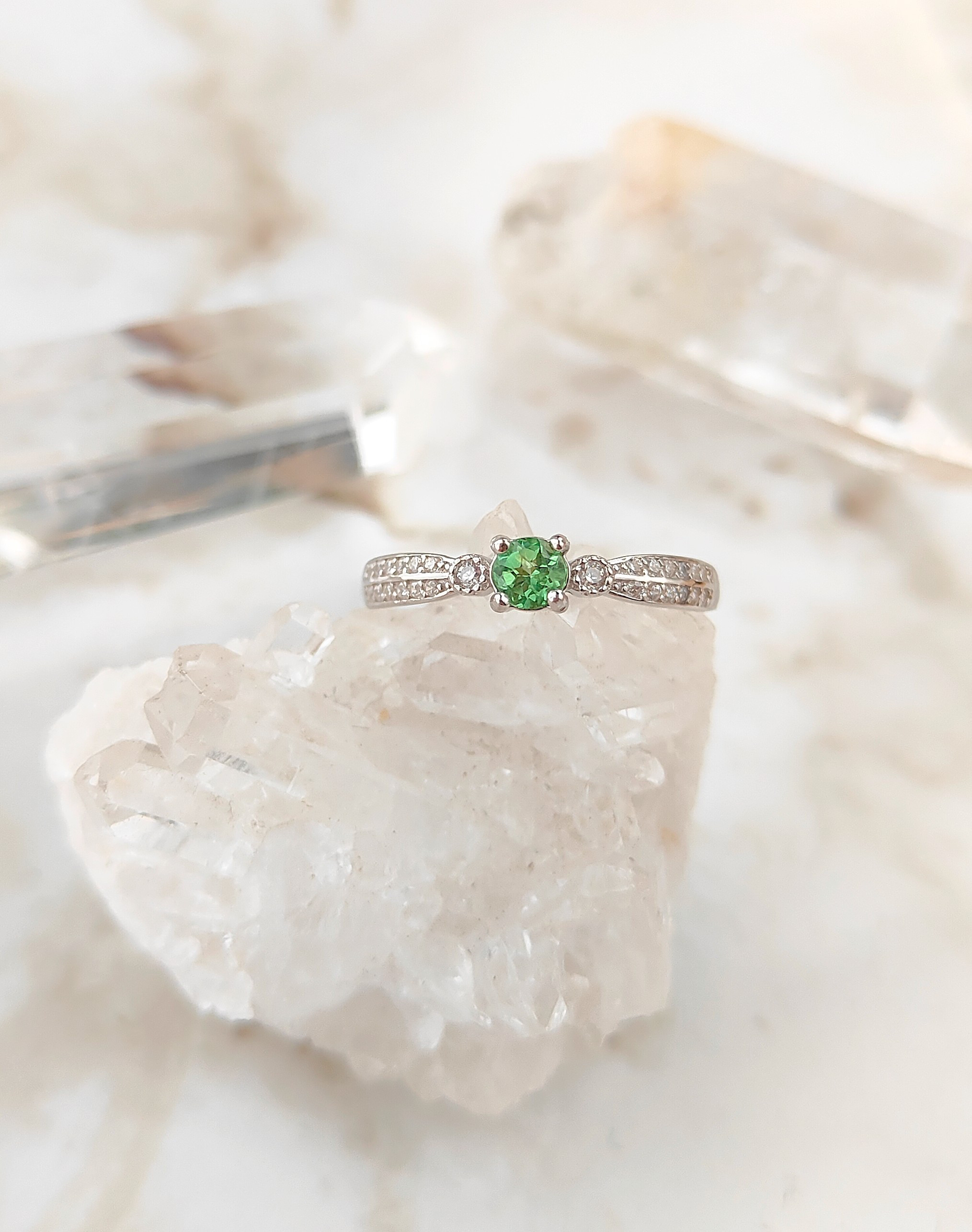 【silver925】サイズ約12号・1点のみ！天然ミントガーネットとジルコニアのリング