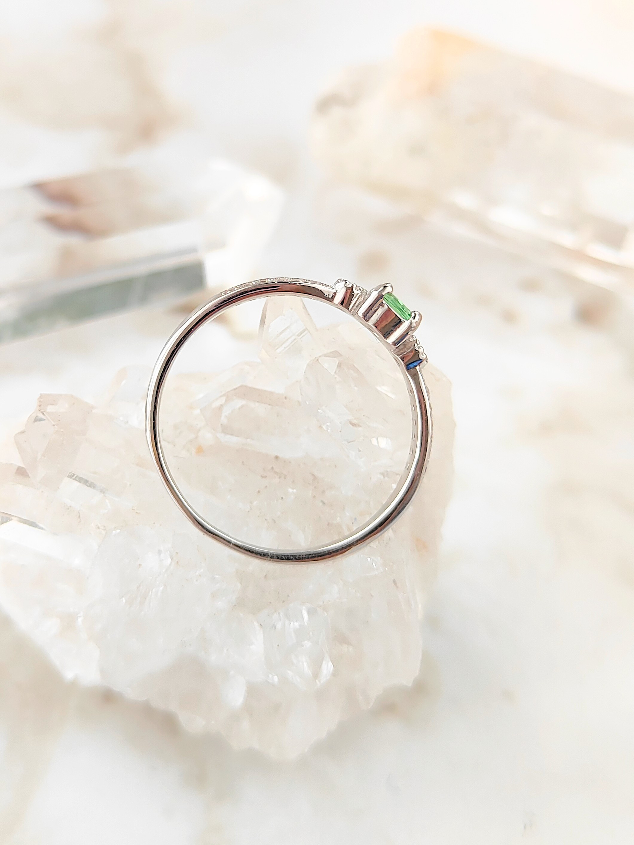 【silver925】サイズ約12号・1点のみ！天然ミントガーネットとジルコニアのリング｜詳細画像