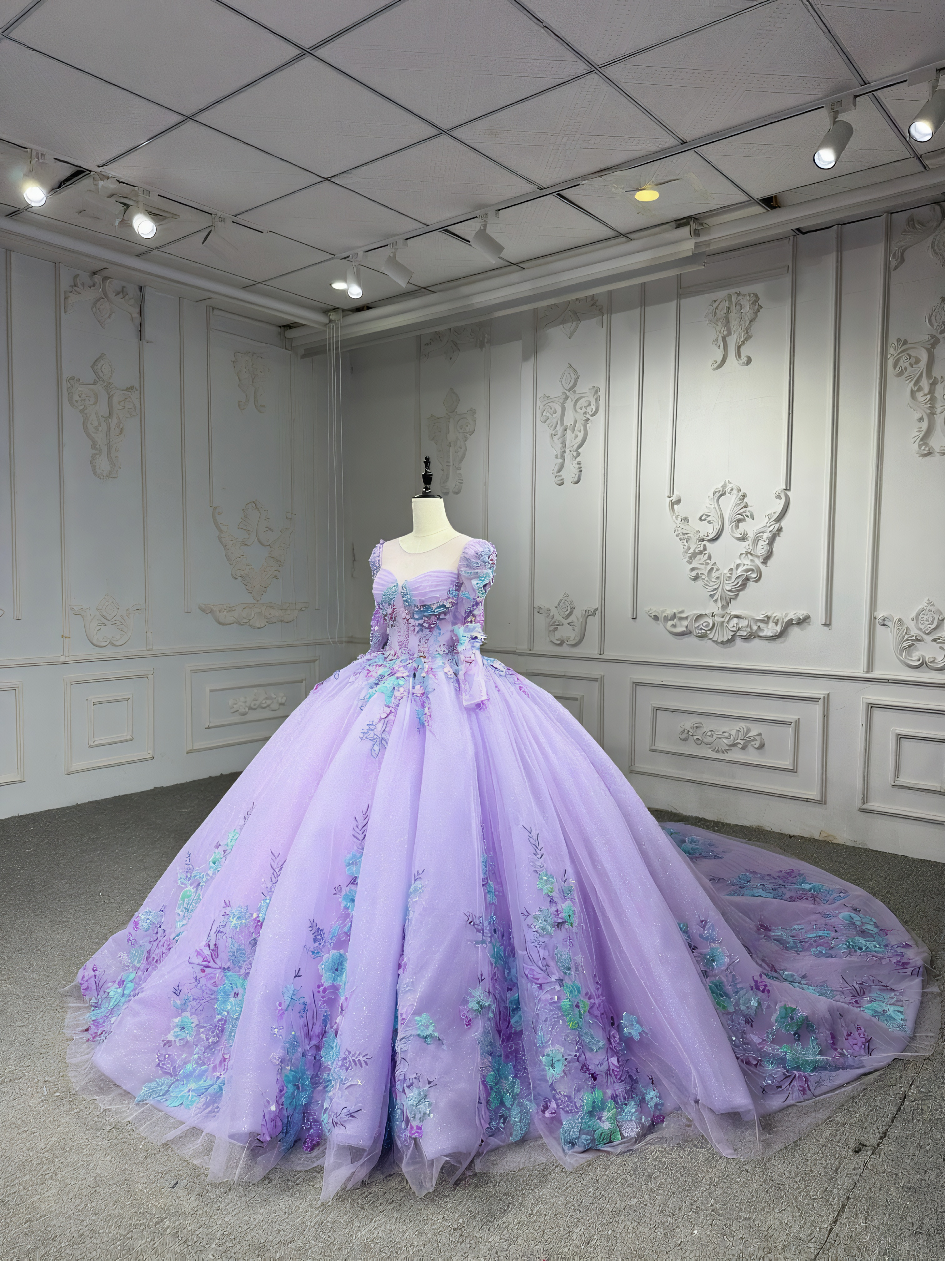 たっぷりなお花刺繍　イリュージョンネック　カラードレス　プリンセスライン　フレアスカート　ボリューム感　上品　ブライダル