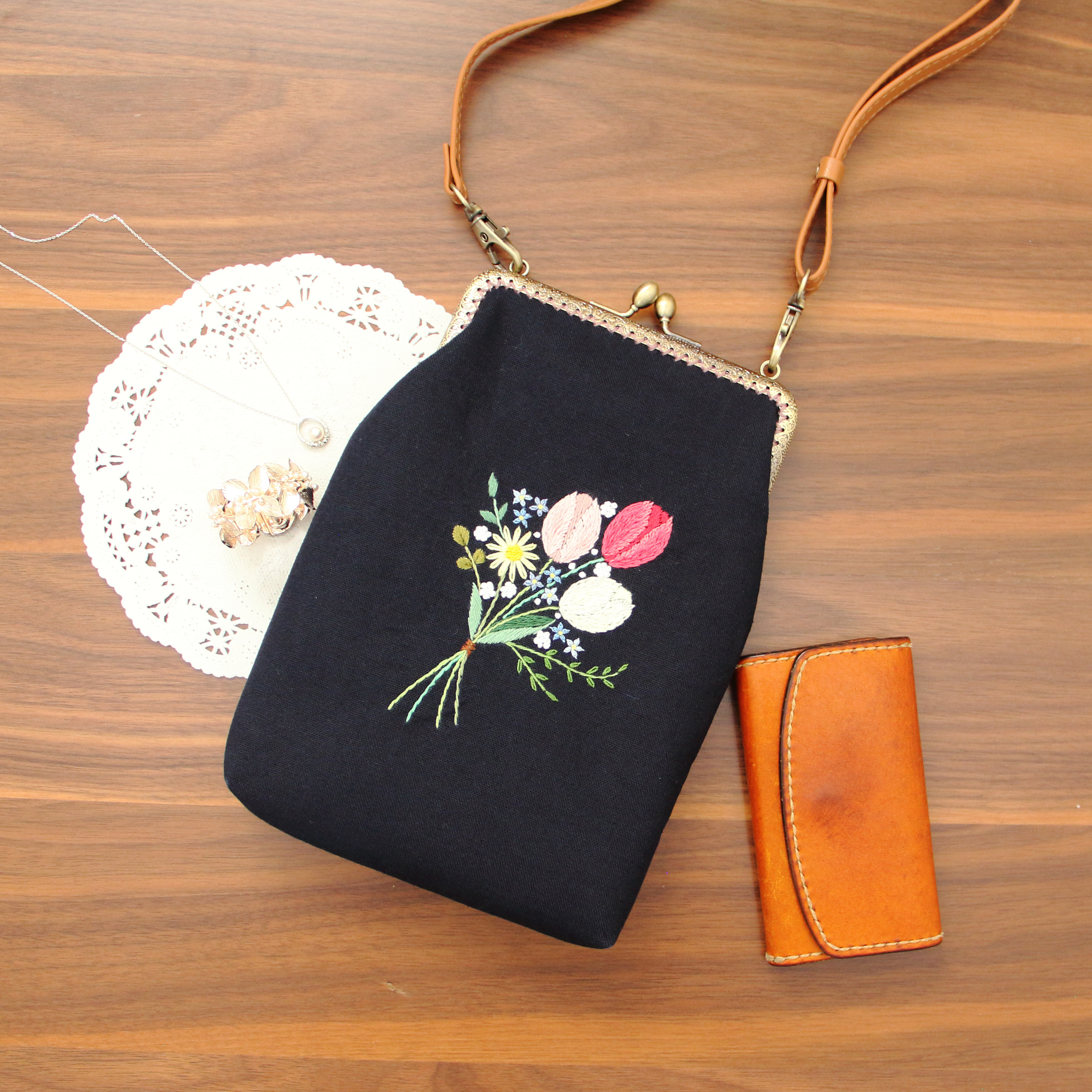 手刺繡のがま口ショルダー　チューリップのブーケ