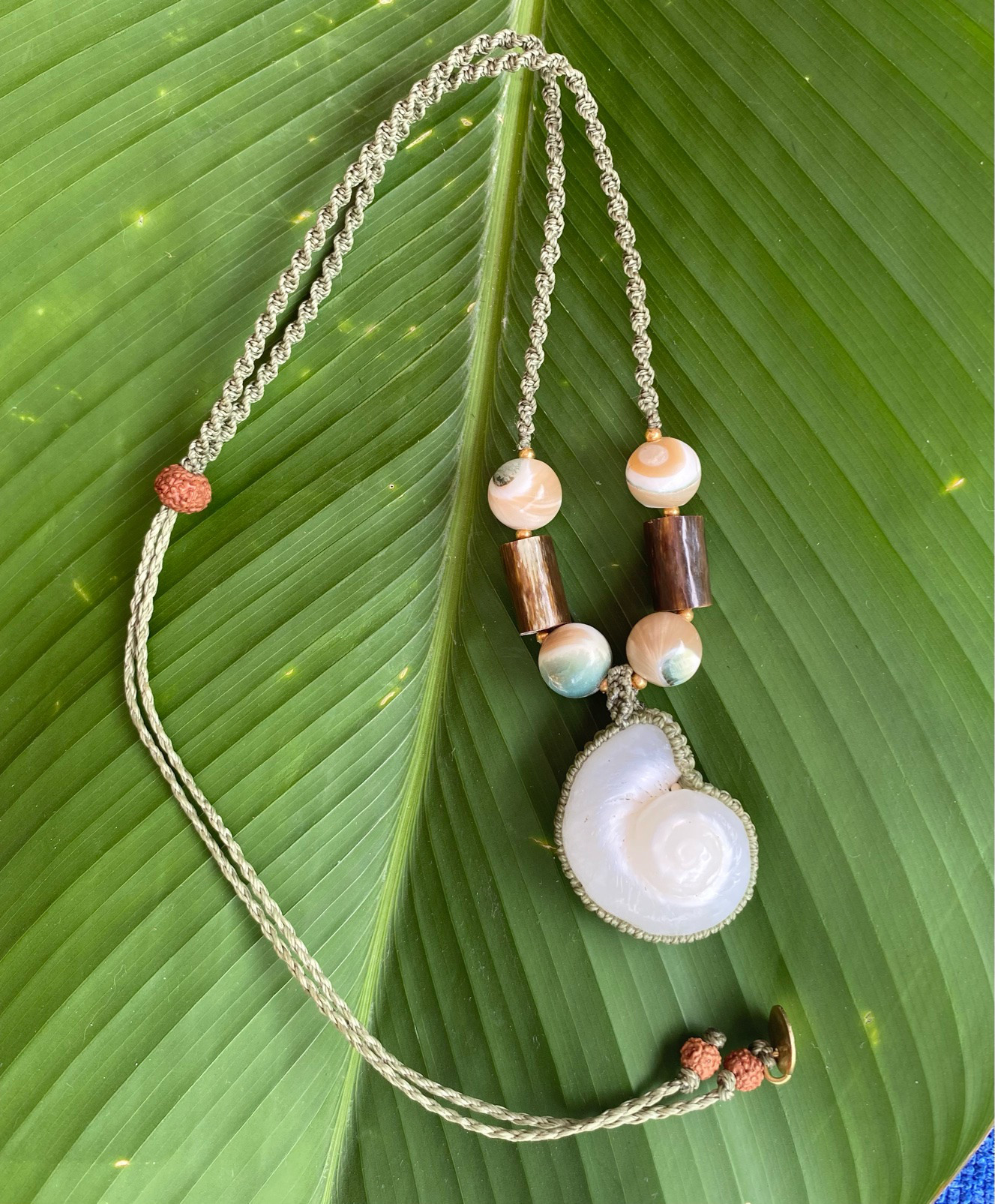 【無研磨ケオン】グリーンウリ＆夜光貝★紐ネックレス★ビスタチオ